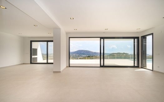 Villa de lujo en Moraira, de diseño moderno, con vistas panorámicas al mar y la costa.