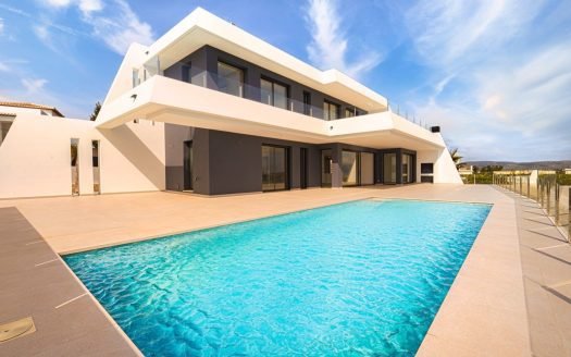 Luxuriöse Villa in Moraira, modernes Design, mit Panoramablick auf das Meer und die Küste.
