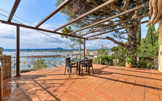 Villa te koop in het centrum van de haven van Javea met vrij uitzicht op zee