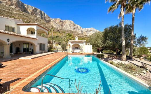 Villa zu verkaufen in Javea mit 6 Schlafzimmern und unabhängiger Wohnung